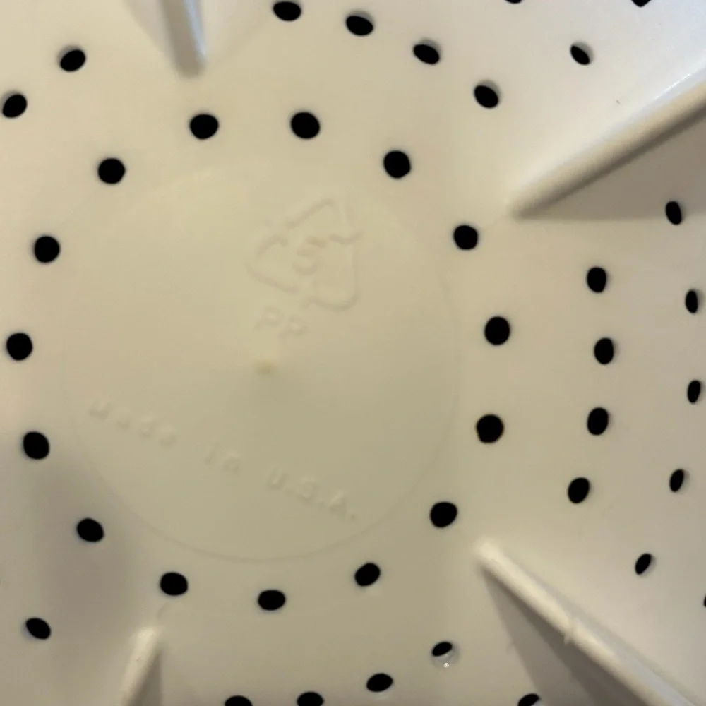 Tupperware 2 Quart Large White Colander Strainer Made in USA #8382 No Flaws Seen